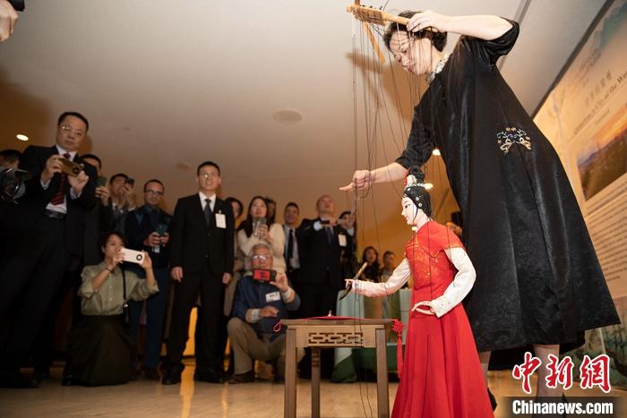 當(dāng)?shù)貢r(shí)間5月19日，中國(guó)常駐聯(lián)合國(guó)代表團(tuán)、中國(guó)文化和旅游部、泉州市人民政府在紐約聯(lián)合國(guó)總部聯(lián)合舉辦“茶和天下·雅集”主題展覽和招待會(huì)。圖為展覽表演泉州提線木偶寫書法。 <a target='_blank' href='/' _fcksavedurl='/'><p  align=