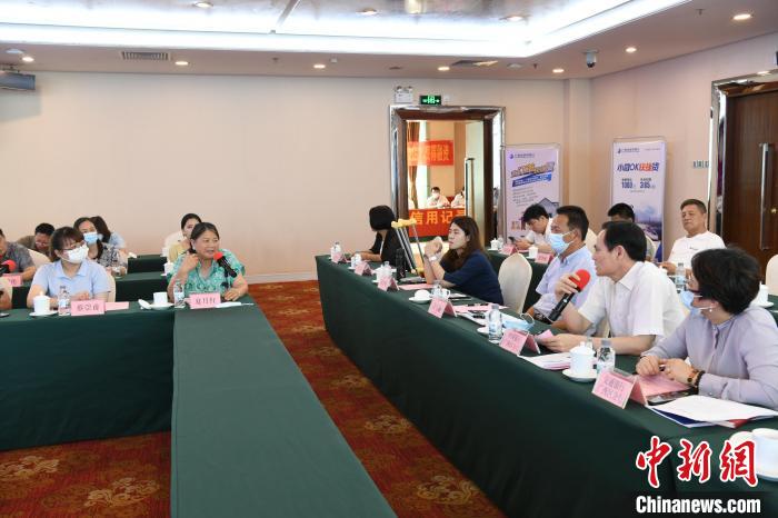 圖為中國(guó)銀行廣西分行代表在回應(yīng)桂林歸義生態(tài)農(nóng)業(yè)有限公司總經(jīng)理夏月紅的貸款需求。　蔣雪林 攝