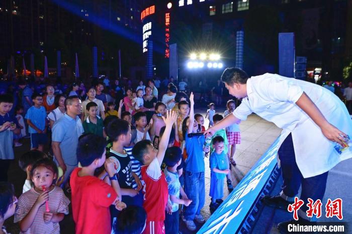 2023年鷹潭市“好奇心”科普節(jié)吸引了不少孩子踴躍參與。　主辦方 供圖