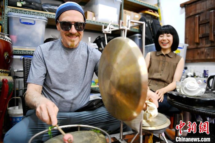 代表團成員在漳州木偶表演館開展文化藝術(shù)交流活動?！埥鸫?攝