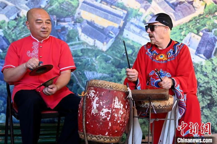 代表團成員在漳州市南靖縣與當?shù)孛耖g樂隊臨時組隊?！埥鸫?攝