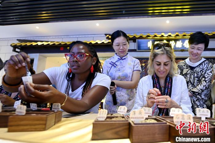 代表團成員在片仔癀博物館內(nèi)制作中藥配方香囊。　張金川 攝