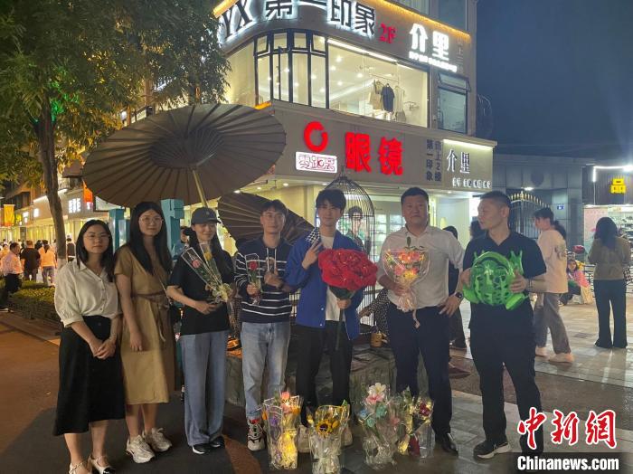 在東陽橫店，宣講團(tuán)導(dǎo)師、成員與橫店演員(右三)合影。　 東陽市融媒體中心 供圖