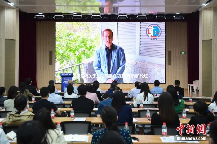 5月30日，<a target='_blank' href='/'>中新社</a>第二屆“東西問智庫”主題論壇在北京舉行，多位中外專家圍繞“AI革命與文明進化”展開討論。圖為美國加州理工學院電氣工程和計算機科學教授、人工智能專家亞瑟·阿布-穆斯塔法通過視頻在論壇上作主旨演講。<a target='_blank' href='/'>中新社</a>記者 田雨昊 攝