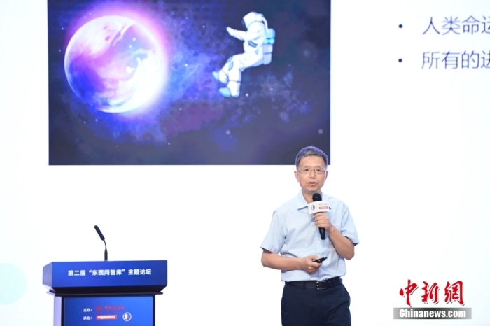 5月30日，<a target='_blank' href='/'>中新社</a>第二屆“東西問智庫”主題論壇在北京舉行，多位中外專家圍繞“AI革命與文明進(jìn)化”展開討論。圖為北京大學(xué)新聞與傳播學(xué)院教授胡泳在論壇上作主旨演講。<a target='_blank' href='/'>中新社</a>記者 田雨昊 攝