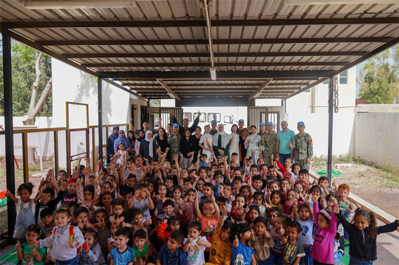 當(dāng)?shù)貢r(shí)間5月30日，黎巴嫩南部庫雷拉公立小學(xué)，“六一”國際兒童節(jié)前夕，中國第21批赴黎維和多功能工兵分隊(duì)官兵看望慰問學(xué)校師生，并開展文化交流活動(dòng)，圖為我維和官兵同師生合影。李竹林?jǐn)z