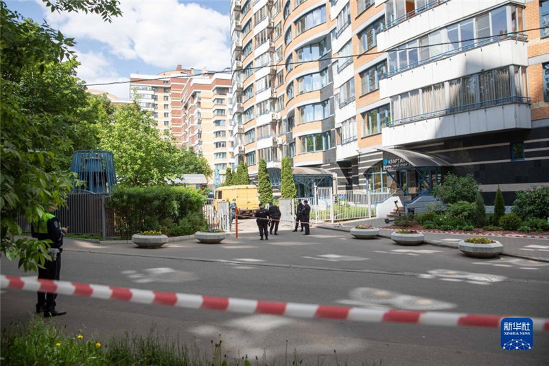 5月30日，警察在俄羅斯首都莫斯科的樓房遭襲現(xiàn)場(chǎng)警戒。新華社記者白雪騏攝