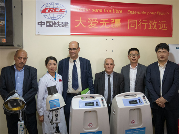中國鐵建阿爾及利亞公司向當?shù)蒯t(yī)院捐贈醫(yī)療物資。鐵建國際供圖