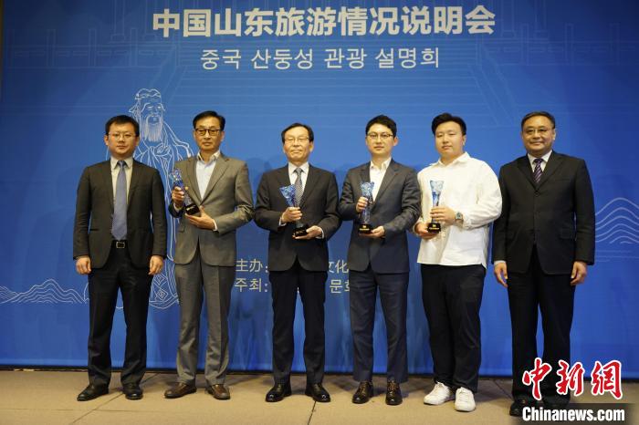 為“好客山東”旅游大使授牌?！⑿?攝