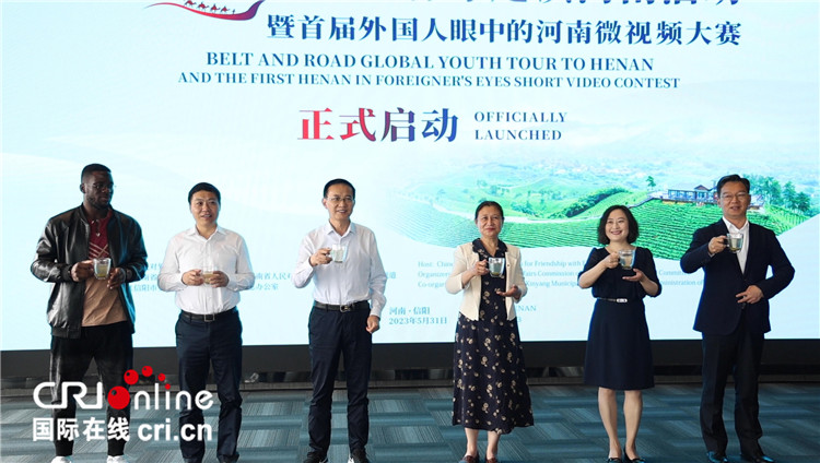 與會嘉賓共同舉杯啟動活動。賈親親 攝