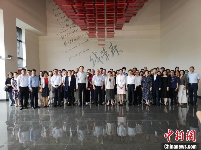 上海僑界人士參觀上海交通大學(xué)錢學(xué)森圖書館?！》队畋?攝