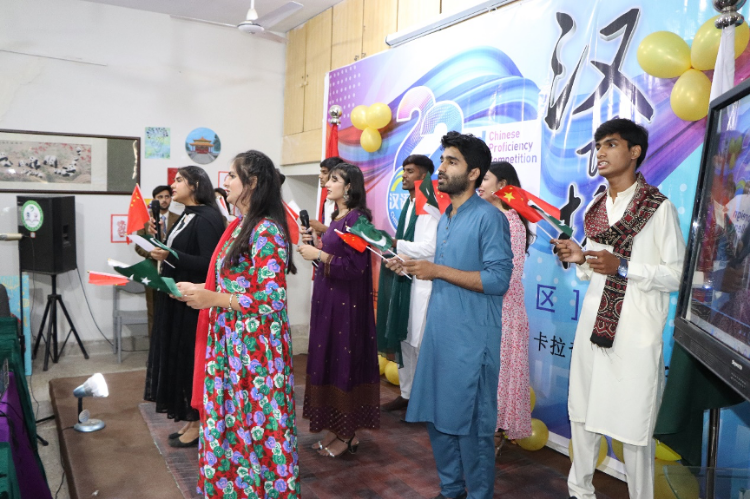 “漢語橋”世界大學(xué)生中文比賽卡拉奇賽區(qū)決賽現(xiàn)場，參賽選手共同演唱中文歌曲?？ɡ娲髮W(xué)孔子學(xué)院供圖