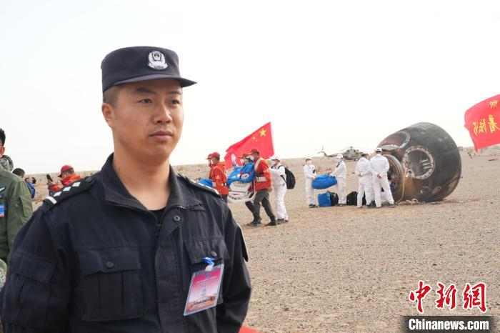 圖為阿拉善邊境管理支隊(duì)民警在著陸場(chǎng)開展安保工作?！埥?攝