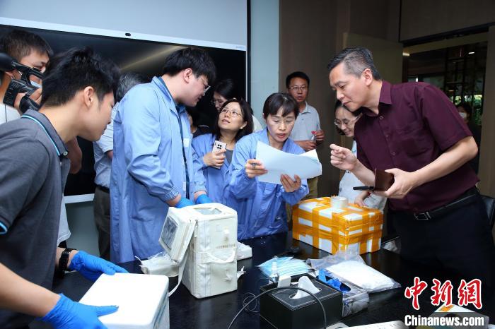 科研人員清點、查看隨神舟十五號返回地面的空間科學實驗樣品?！≈锌圃嚎臻g應用中心 供圖