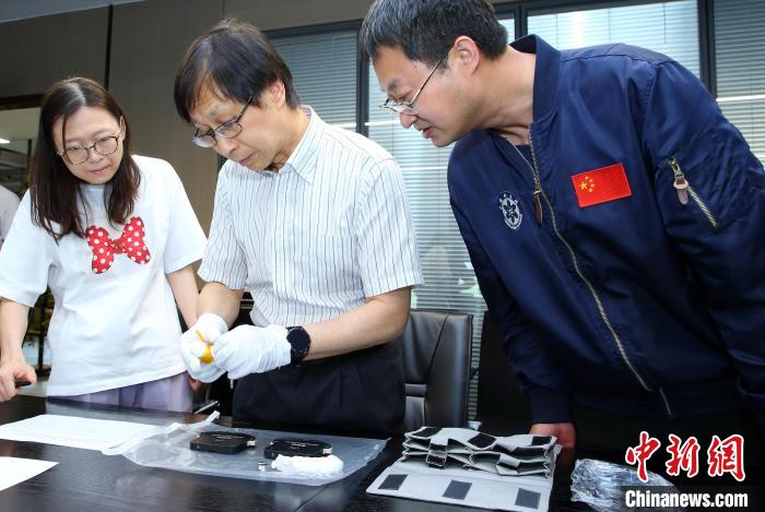 科研人員查看隨神舟十五號返回地面的空間科學實驗樣品?！≈锌圃嚎臻g應用中心 供圖