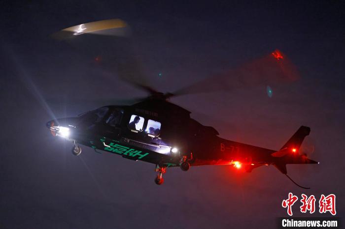 6月3日晚，游客乘坐上海新空直升機(jī)有限公司直升機(jī)開(kāi)啟鳥(niǎo)瞰黃浦江空中圓夢(mèng)之旅?！∫罅⑶?攝