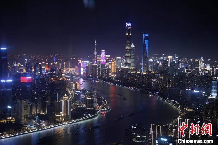 6月3日晚，鳥(niǎo)瞰上海黃浦江兩岸城市夜景。　殷立勤 攝