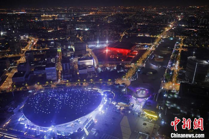 6月3日晚，鳥(niǎo)瞰上海黃浦江兩岸城市夜景。　殷立勤 攝