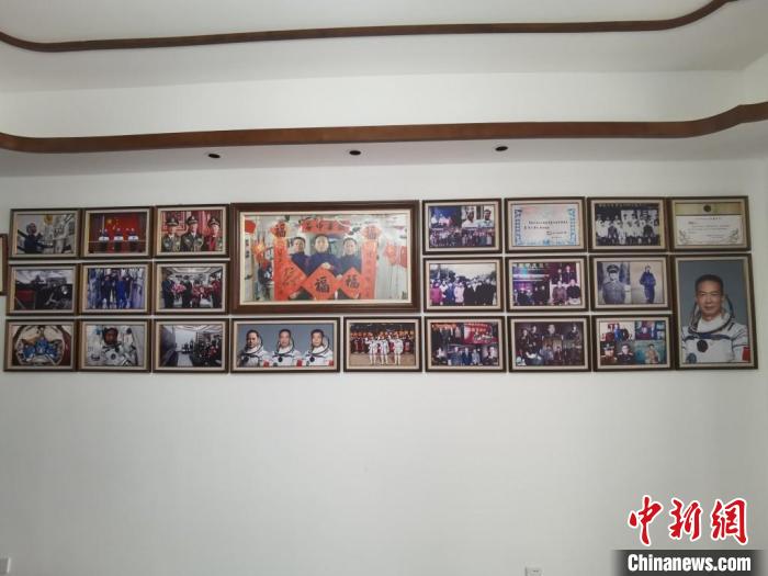 家中的照片墻上，新增了費(fèi)俊龍此次飛天的照片?！＄娚?攝
