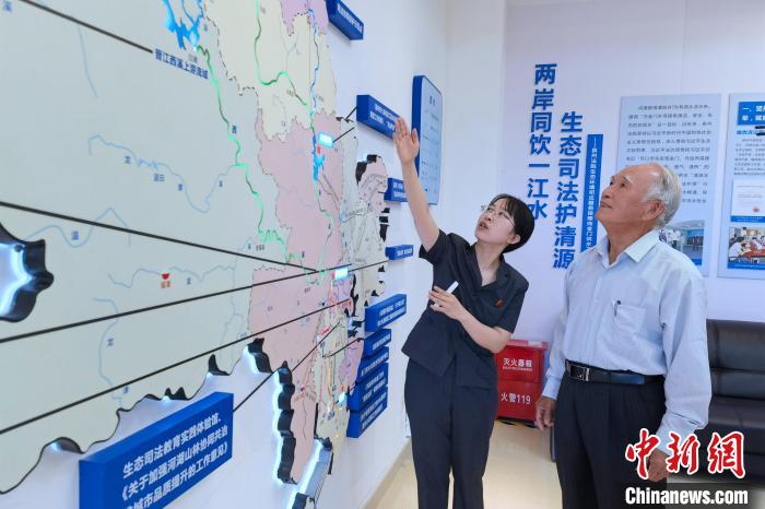 金門同胞參觀金門供水水源生態(tài)司法保護(hù)基地?！O虹 攝