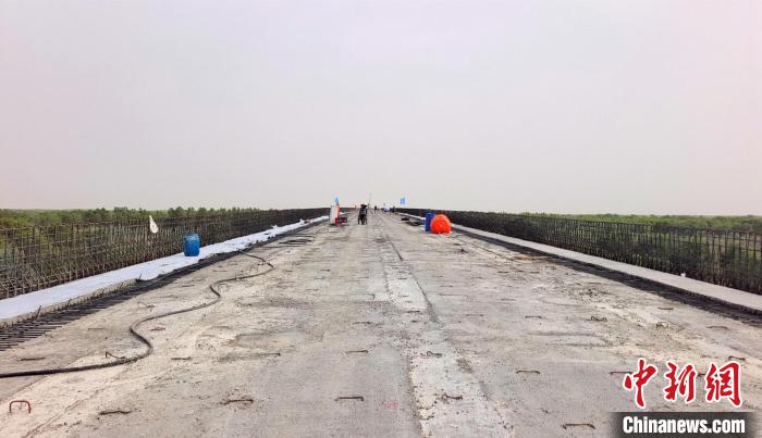 工作人員正在橋面上緊張有序地施工。　史玉江 攝