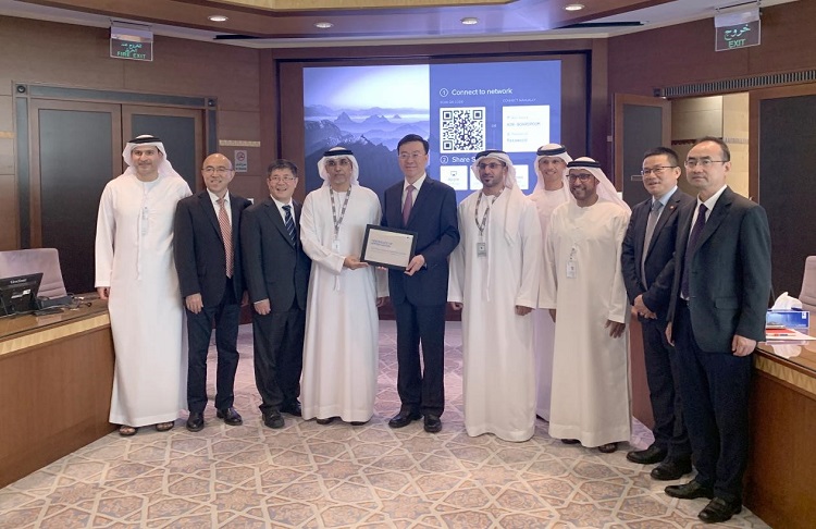 圖為阿布扎比陸上石油公司代表向中企頒發(fā)6600萬安全工時(shí)證書。中國石油工程建設(shè)有限公司供圖