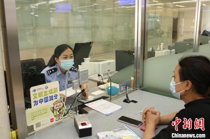 2023年1月9日至5月31日，上海市公安出入境管理部門共受理中國公民出入境證件228.5萬證次。　上海市公安局供圖