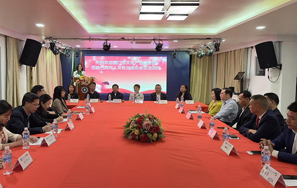 當(dāng)?shù)貢r(shí)間6月11日，由廈門(mén)市委常委、宣傳部部長(zhǎng)吳子?xùn)|率領(lǐng)的廈門(mén)市文化產(chǎn)業(yè)代表團(tuán)來(lái)到巴西華人文化交流協(xié)會(huì)會(huì)館交流訪問(wèn)，與里約熱內(nèi)盧僑界舉行座談。謝照攝