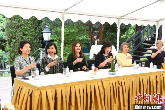 圖為嘉賓品味烏龍茶?！“亓种袊幕行墓﹫D。