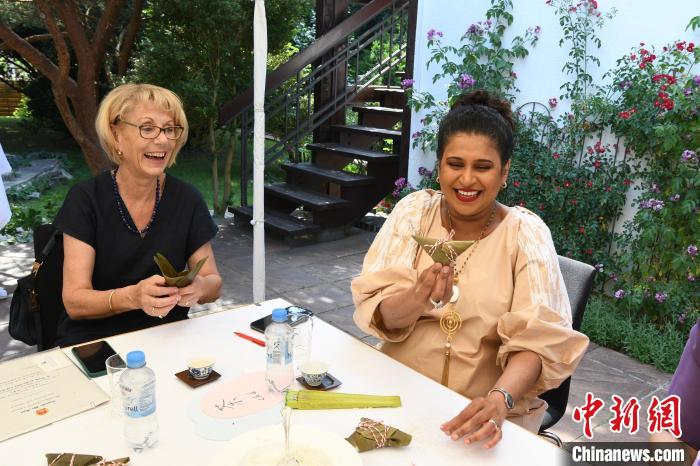 圖為嘉賓展示包粽子成果。　柏林中國文化中心供圖。