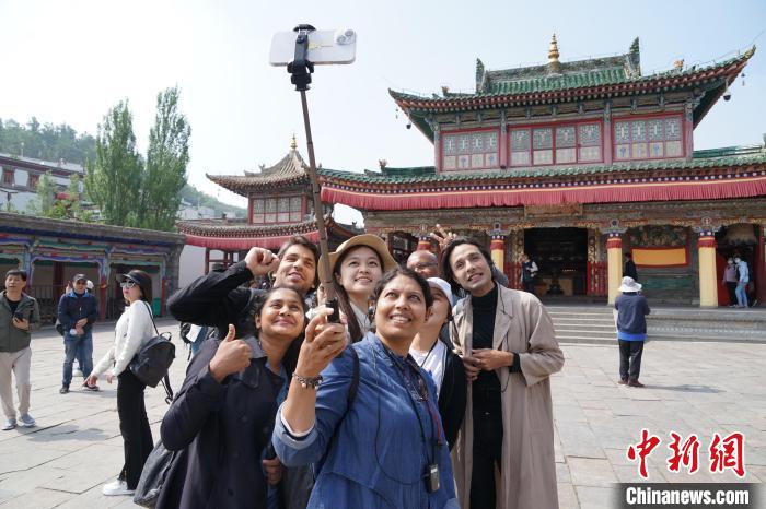 圖為外國(guó)記者在塔爾寺合影?！●R銘言 攝