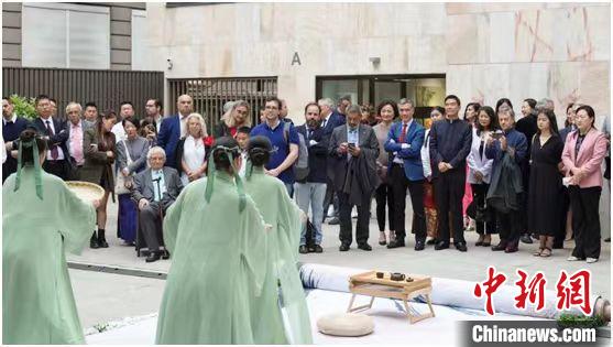 嘉賓觀看茶舞表演?！⌒抨柺形麄鞑抗﹫D