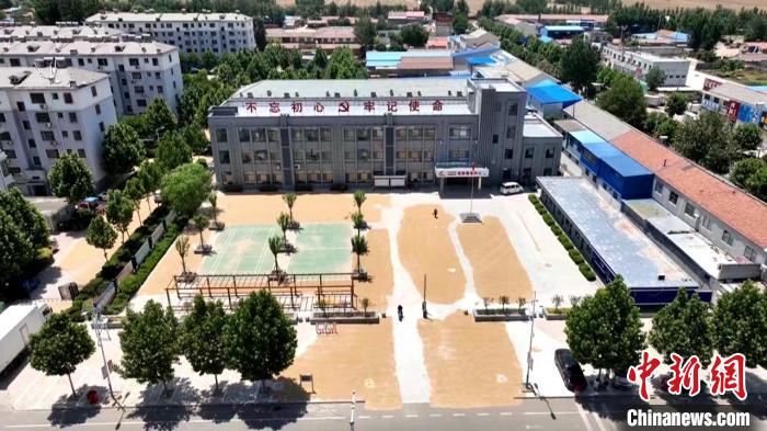 德州陵城區(qū)開放1297處鎮(zhèn)村公共場(chǎng)地，緩解農(nóng)民曬糧難題?！×瓿菂^(qū)委宣傳部供圖