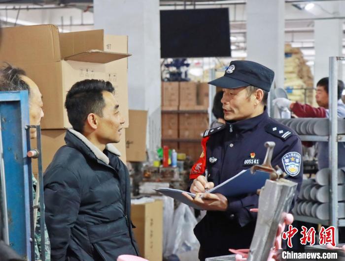 3月30日，大興派出所民警來到轄區(qū)中小企業(yè)，開展“為民為企為項目”走訪活動?！『戏示焦﹫D