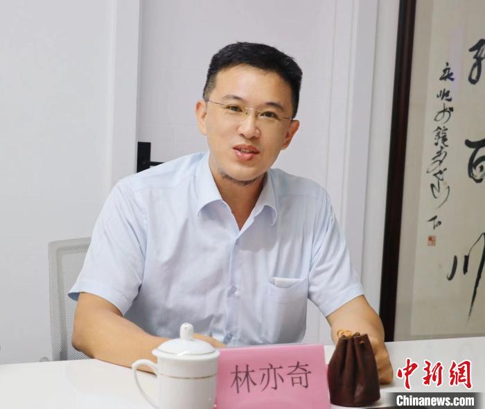 臺(tái)灣創(chuàng)新聯(lián)合建筑協(xié)會(huì)理事長林亦奇講述設(shè)立驛站愿景?！窃式?攝