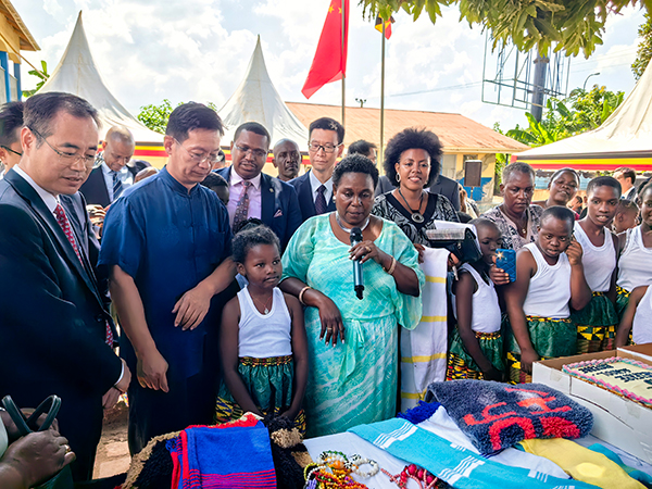 中國駐烏干達大使張利忠（右二）出席活動。 田雨攝