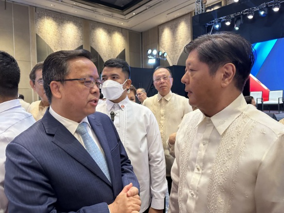 黃溪連大使與菲律賓總統(tǒng)馬科斯在會(huì)場(chǎng)上交談。中國駐菲律賓大使館供圖