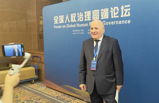 聯(lián)合國(guó)經(jīng)濟(jì)、社會(huì)及文化權(quán)利委員會(huì)副主席兼報(bào)告員、莫斯科國(guó)際關(guān)系學(xué)院國(guó)際法系主任阿斯蘭·阿巴希澤接受人民網(wǎng)記者采訪。圖片來(lái)源：視頻截圖