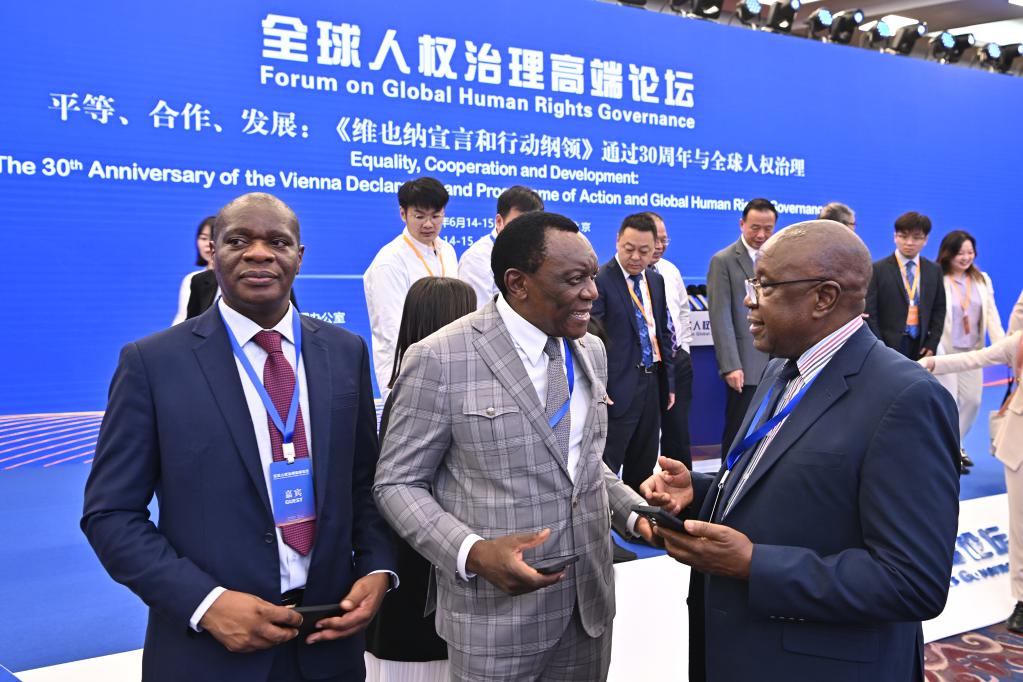 6月14日，與會(huì)者在論壇現(xiàn)場(chǎng)交流。新華社記者 李鑫 攝