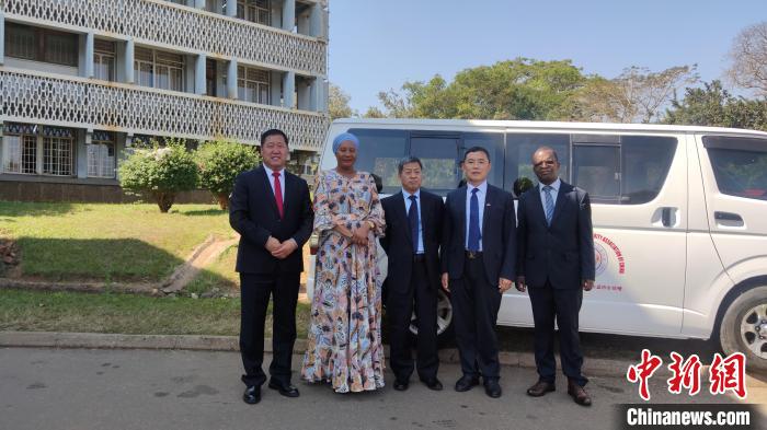 捐贈儀式現(xiàn)場?！∈茉L者供圖