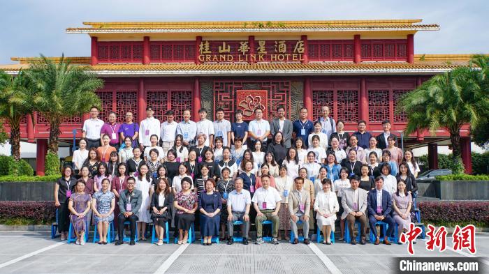 與會嘉賓合影留念?！×_詩慶 攝