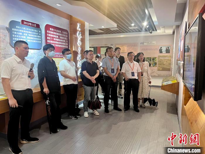 與會(huì)人員在后陳村走訪?！《做?攝