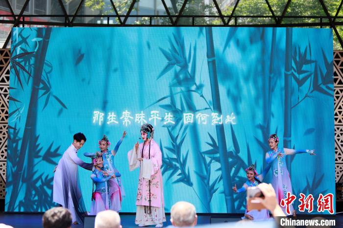 開幕式上舞臺展演之一《水舞昆韻》。