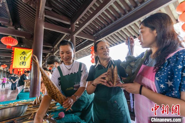 包粽子現場?！⌒弥?攝