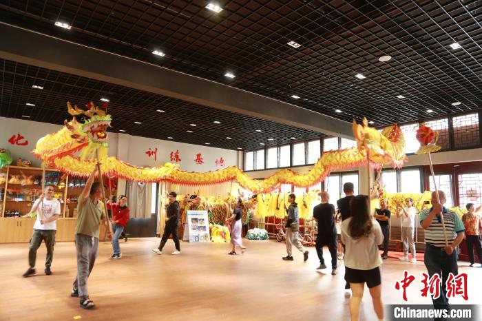 臺胞臺屬體驗舞龍?！≈芪的裙﹫D