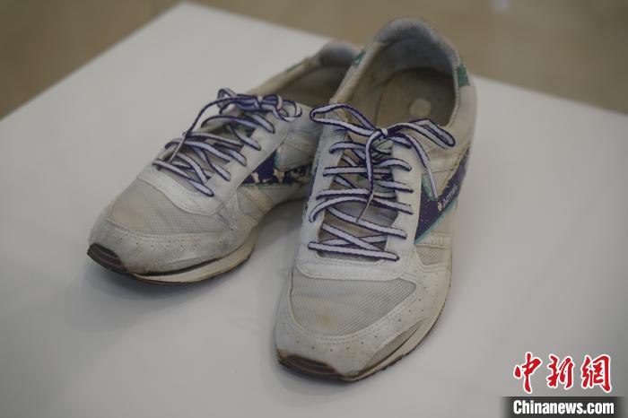 圖為展出的韓國(guó)前總統(tǒng)金泳三曾使用的慢跑鞋?！⑿?攝