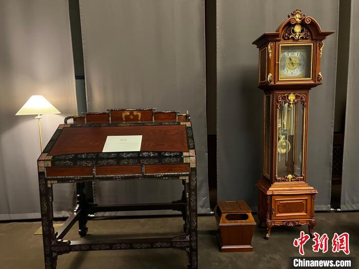 圖為春秋館展覽陳設(shè)的青瓦臺(tái)家具?！⑿?攝