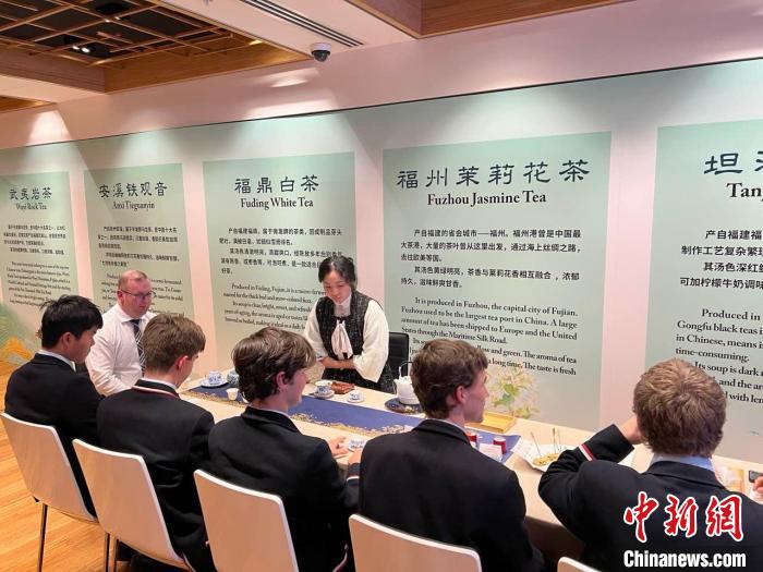 澳大利亞悉尼中學(xué)生參加“茶和天下”雅集文化體驗(yàn)活動?！☆檿r宏 攝