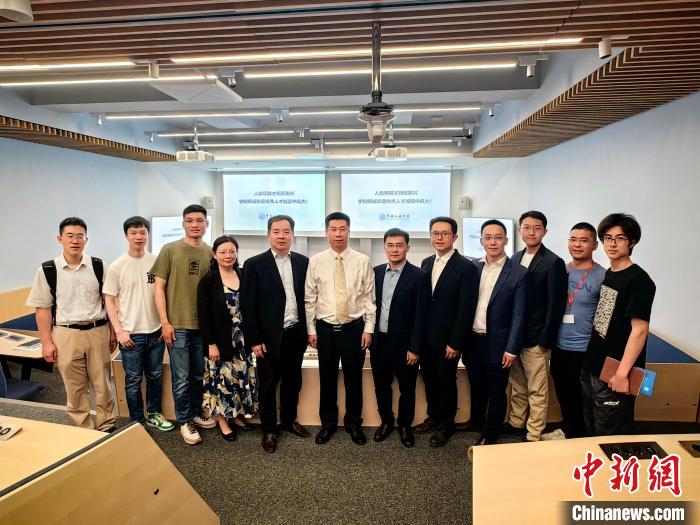 中國民航大學(xué)代表團在英交流情況?！≈鬓k方提供