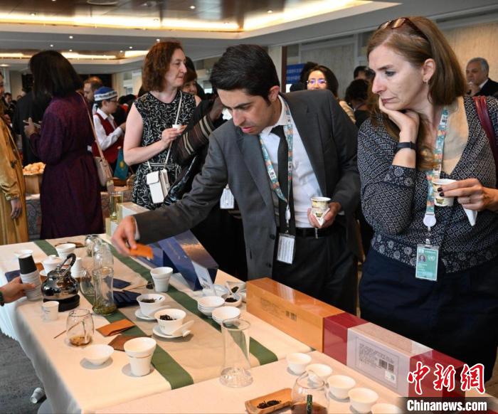 現(xiàn)場觀眾觀看中國展臺茶藝表演、了解茶文化?！【笜?攝